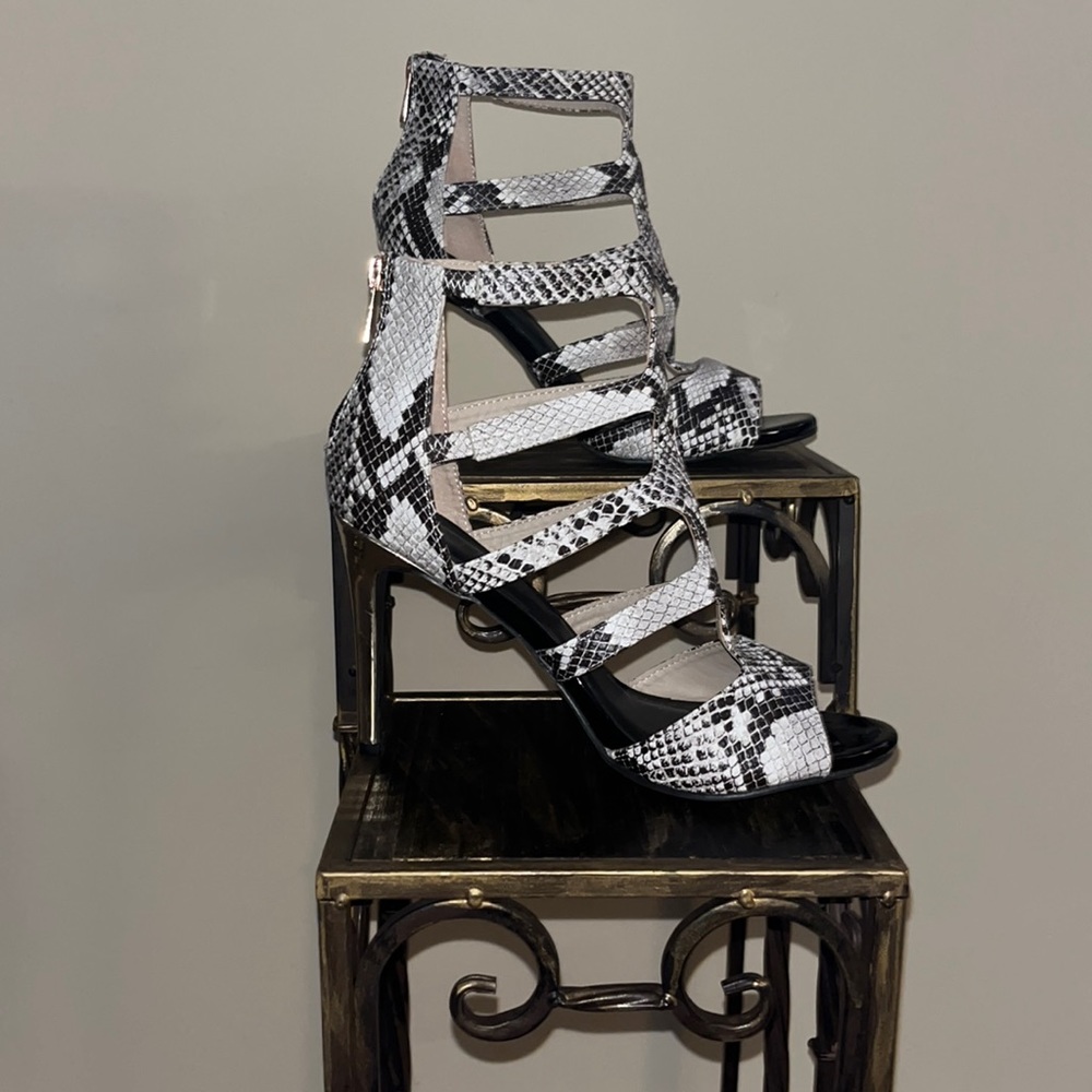 Anne Michelle snakeskin gladiator sandals size 8.5 Great Condition!!!